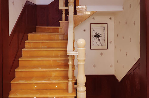 龙湖镇中式别墅室内汉白玉石楼梯的定制安装装饰效果